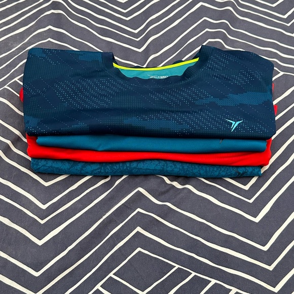 Bundle (4) active wear Old Navi shirts. - Picture 13 of 13